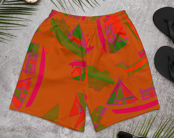 Könnte beinhalten: Orangefarbene Sport-Shorts mit einem geometrischen Muster aus rosa, grünen und orangefarbenen Formen. Das Muster ähnelt Booten und anderen abstrakten Formen.