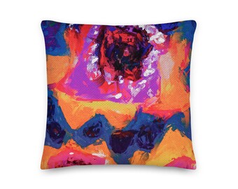 Könnte beinhalten: Abstrakter Kissenbezug mit einem farbenfrohen Blumendesign in den Farben Rosa, Lila, Blau, Gelb und Orange. Das Kissen hat einen strukturierten Pinselstrich-Effekt.