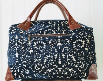 Duffel bag Travelbag carry-on baggage Handmade Vintage Tapestry /& Repurposed Leather Carpet bag Weekend bag Overnight handluggage