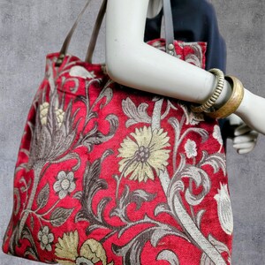 Handgemachte Chenille-Einkaufstasche mit Blumenmuster: Eleganter Samt-Tapis mit Ledergriffen