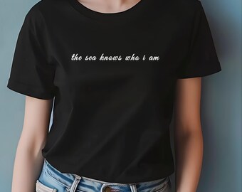 Camiseta gráfica "El mar sabe": camiseta minimalista con frase sobre el océano