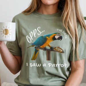 Bunter Ara Tee, lustiges Papageien Shirt, Geschenk für Papageienbesitzer, Vogelliebhaber T-Shirt, lustiges Vogel T-Shirt, Tropische Vogel Grafik, Gen Zen, seltsames Geschenk