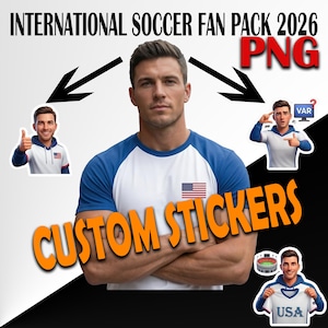 Peut inclure: Image promotionnelle pour des autocollants personnalisés pour le International Soccer Fan Pack 2026. L'image présente un homme en chemise bleue et blanche avec le drapeau américain. Le texte "CUSTOM STICKERS" est en orange.