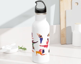 Può includere: Una bottiglia d'acqua in acciaio inossidabile bianca con un tappo nero e un manico per il trasporto. La bottiglia presenta un'illustrazione colorata di donne in varie pose di yoga.
