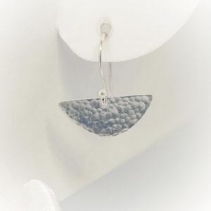 Boucles d'oreilles pendantes demi-cercle et demi-cercle en argent sterling martelé. Boucles d'oreilles en argent sterling 925, faites main. (DesignNo.2)