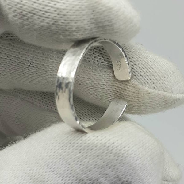 Stevige Sterling zilveren gehamerde verstelbare ring. 925 sterling (duimring). Verstelbaar van maat N tot Q. (4 mm breed) #1