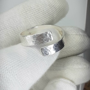Justerbar ring i massivt sterlingsilver, hamrat. Omslutande ring. 925 sterling silver. Tumring. Justerbar från storlek Q till X. (5 mm bredd)