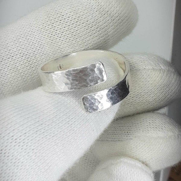 Stevige Sterling zilveren gehamerde verstelbare ring. Wikkel rond ring. 925 sterling. Duimring. Verstelbaar van maat Q t/m X. (5 mm breed)