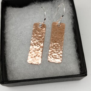 Pendientes de cobre macizo martillado. Pendientes colgantes de barra. Pendientes rústicos rectangulares. Ganchos de plata de ley maciza, 25 mm de largo (#01)