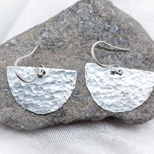 Orecchini pendenti in argento sterling massiccio martellato a forma di semicerchio e semicerchio. Orecchini in argento sterling 925, fatti a mano.