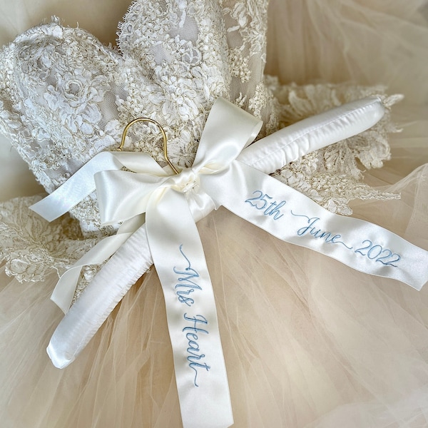 Cintre de mariage personnalisé | Cintre pour mariée | Mme Hanger | Cintre personnalisé pour mariée | Cintre de mariage personnalisé | Quelque chose de bleu pour la mariée