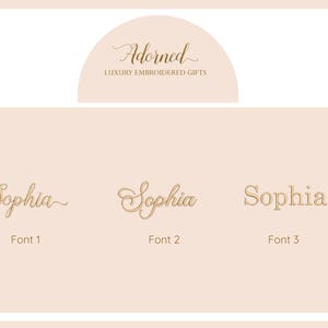 Puede incluir: Una pantalla gr&aacute;fica sobre un fondo color melocot&oacute;n claro con el texto Adorned LUXURY EMBROIDERED GIFTS en la parte superior. Debajo, el nombre Sophia se muestra en tres estilos distintos etiquetados como Font 1, Font 2 y Font 3.