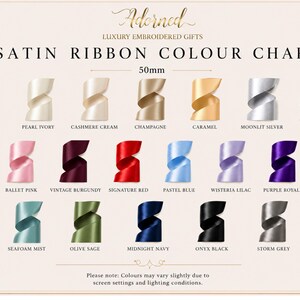 Puede incluir: Una carta de colores de cintas de sat&eacute;n con 21 muestras en varios tonos, incluyendo blanco seda, marfil perla, champ&aacute;n, oro rosa, rojo firma y negro &oacute;nix. La carta muestra el texto Adorned Luxury Embroidered Gifts y la medida de 50mm.