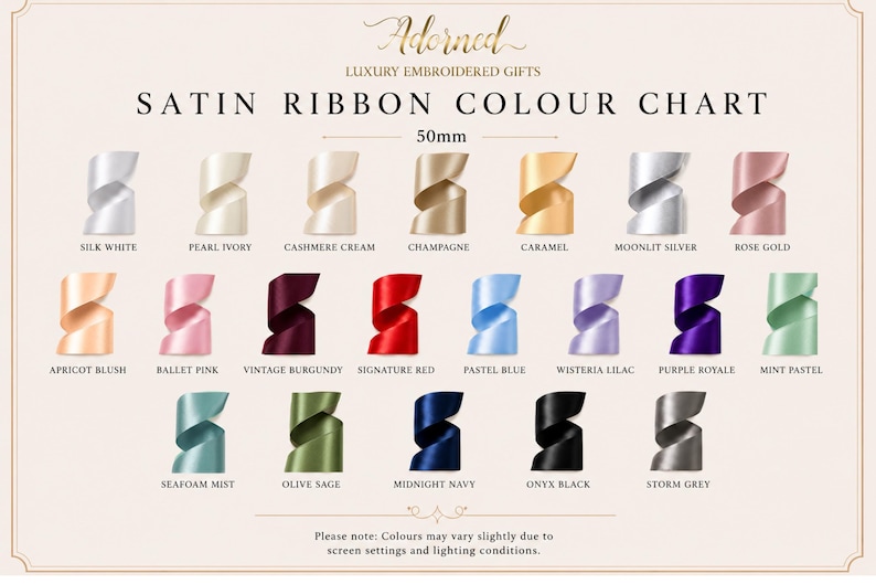 Puede incluir: Una carta de colores de cintas de sat&eacute;n con 21 muestras en varios tonos, incluyendo blanco seda, marfil perla, champ&aacute;n, oro rosa, rojo firma y negro &oacute;nix. La carta muestra el texto Adorned Luxury Embroidered Gifts y la medida de 50mm.