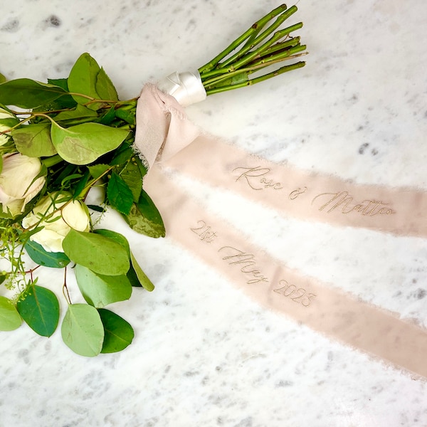 Ruban brodé de fleurs de mariage en soie | Charme de bouquet de mariée personnalisé, avec quelque chose de bleu, le cadeau souvenir de mariage parfait
