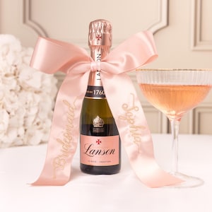 Gepersonaliseerde trouwbedankjes | Geborduurde strik | Gepersonaliseerde cadeaulabel | Cadeaus voor bruidsmeisjes | Geef je cadeaus de wow-factor!