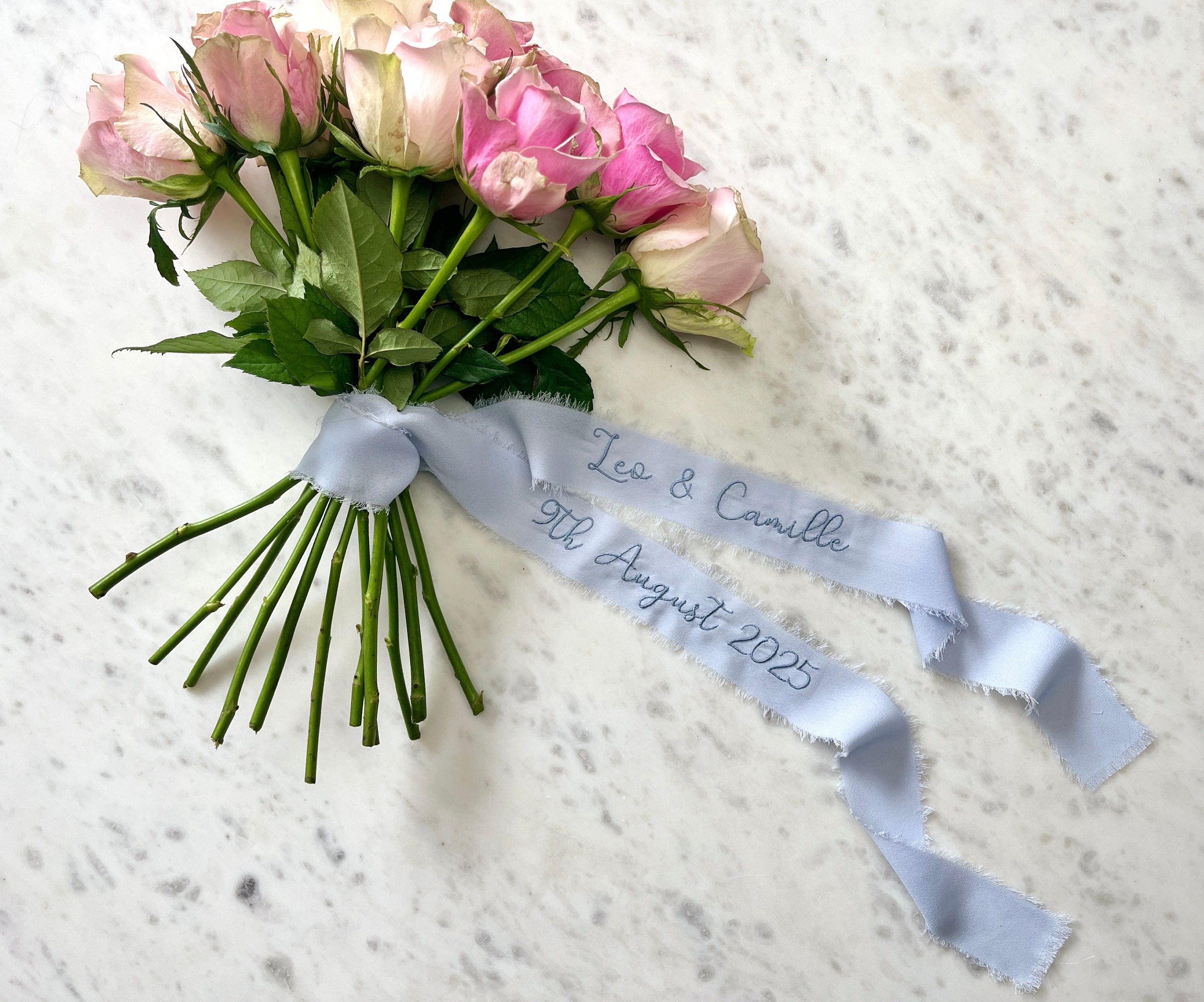 刺繍入りシルクウェディングブーケリボン：パーソナライズされた