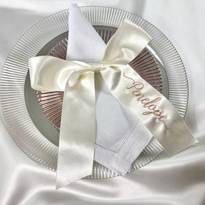 Tarjetas de mesa personalizadas con lazo de cinta de satén bordada / Decoración de mesa de boda personalizada / Vajilla de boda / Recuerdos de lujo imagen 8