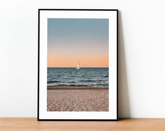 Stampa artistica da parete sul lago Michigan: spiaggia al tramonto e barca a vela, decorazione d'interni