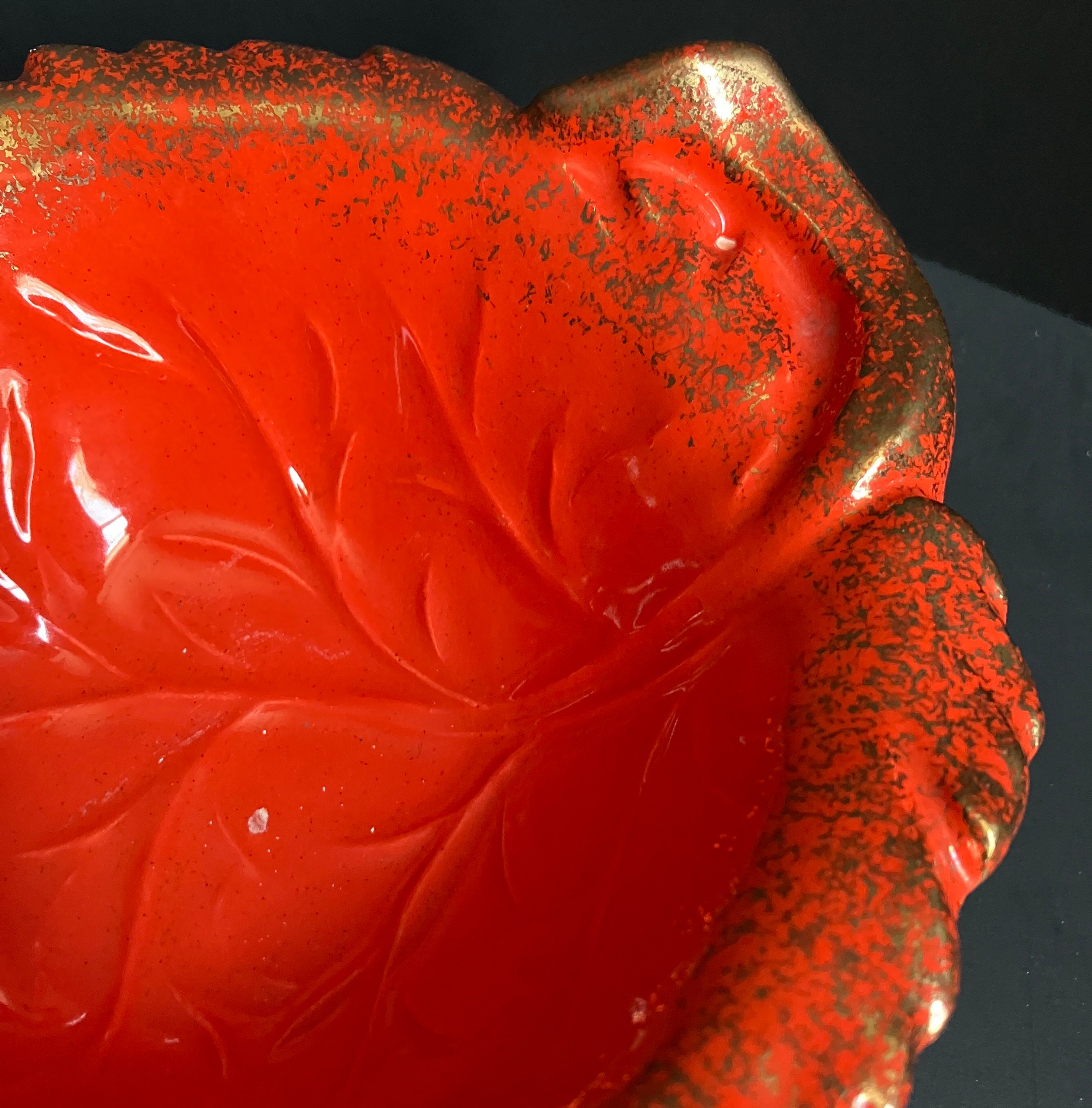 ヴィンテージ カリフォルニア陶器 リーフボウル：赤オレンジに金の