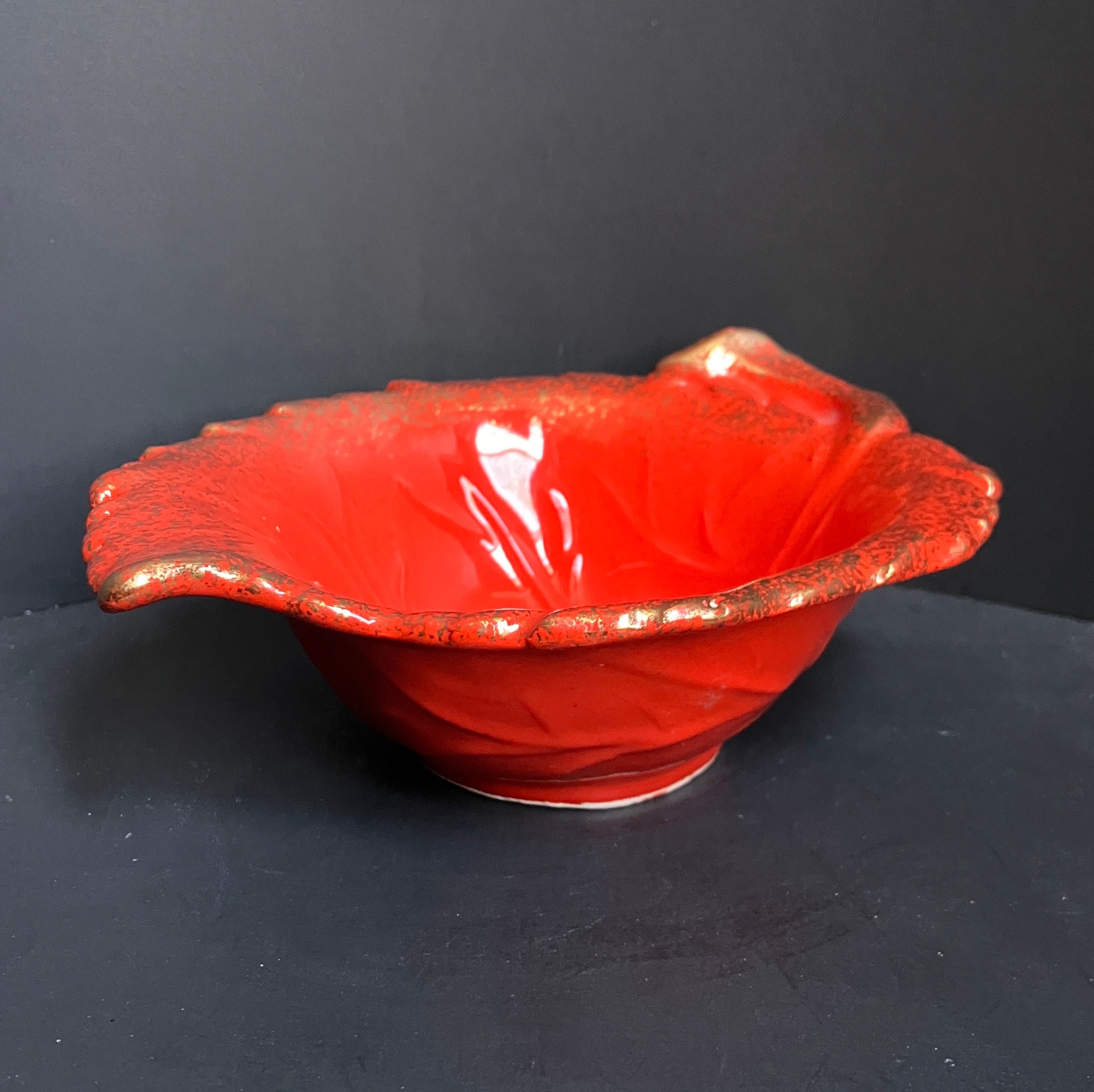 ヴィンテージ カリフォルニア陶器 リーフボウル：赤オレンジに金の