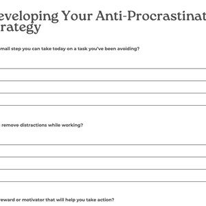 Op de afbeelding: Een wit werkblad getiteld "Developing Your Anti-Procrastination Strategy". Het bevat vragen om kleine stappen te identificeren, afleidingen te verwijderen en motivatoren te vinden. De tekst is donkergrijs.