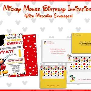 Puede incluir: Invitación de cumpleaños de Mickey Mouse con sobres a juego. La invitación presenta un fondo rojo y amarillo con Mickey Mouse y el texto "Ponte las orejas, ¡es hora de brindar! Únase a nosotros para una celebración Wyatt está cumpliendo ... ¡Estás invitado! 27 de marzo a las 8:00 p. m. Mickey Mouse Clubhouse 123 Magic Kingdom Way Orlando, FL 00000". El sobre presenta un fondo amarillo con lunares rojos y amarillos y una pequeña imagen de Mickey Mouse.