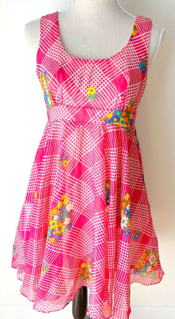 Vintage 1960s 1970s Pink Floral Psychedelic Mini D
