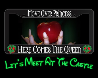 Hazte a un lado, princesa. ¡Aquí viene la reina! Marco para matrícula inspirado en Blancanieves de Disney. Manzana envenenada.