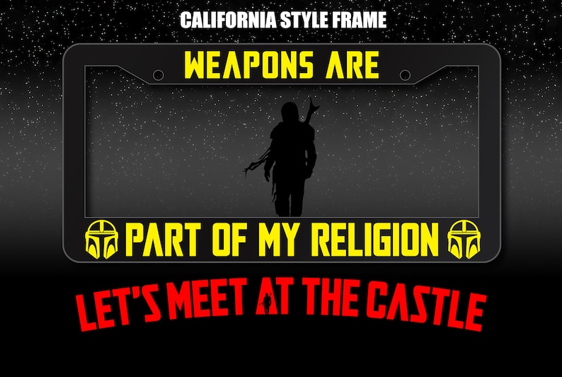 Pode incluir: Um quadro de placa de matr&iacute;cula preto e amarelo com o texto "WEAPONS ARE PART OF MY RELIGION" e uma silhueta de uma pessoa no centro. O texto "LET'S MEET AT THE CASTLE" est&aacute; na parte inferior do quadro.