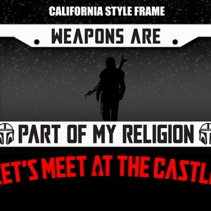 Pode incluir: Moldura de placa de estilo californiano branca com o texto "WEAPONS ARE PART OF MY RELIGION" e uma silhueta de uma pessoa no centro. O texto "LET'S MEET AT THE CASTLE" est&aacute; abaixo da moldura.