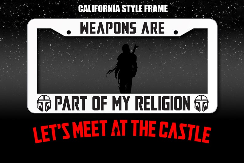 Pode incluir: Moldura de placa de estilo californiano branca com o texto "WEAPONS ARE PART OF MY RELIGION" e uma silhueta de uma pessoa no centro. O texto "LET'S MEET AT THE CASTLE" est&aacute; abaixo da moldura.