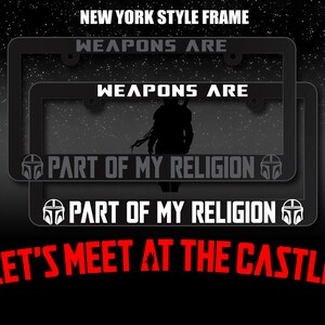 Pode incluir: Uma imagem em preto e branco de uma moldura de placa de matr&iacute;cula estilo Nova Iorque com o texto "WEAPONS ARE PART OF MY RELIGION" e uma silhueta de uma pessoa no meio. O texto "LET'S MEET AT THE CASTLE" est&aacute; abaixo da moldura.