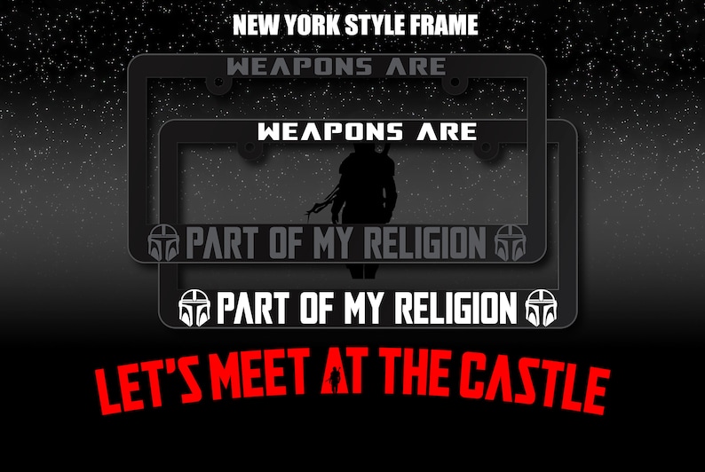 Pode incluir: Uma imagem em preto e branco de uma moldura de placa de matr&iacute;cula estilo Nova Iorque com o texto "WEAPONS ARE PART OF MY RELIGION" e uma silhueta de uma pessoa no meio. O texto "LET'S MEET AT THE CASTLE" est&aacute; abaixo da moldura.