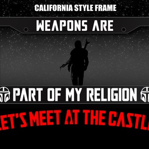 Pode incluir: Uma imagem em preto e branco de uma moldura de placa de licen&ccedil;a da Calif&oacute;rnia com o texto "Weapons are part of my religion" e uma silhueta de uma pessoa no meio. O texto "Let's meet at the castle" est&aacute; na parte inferior da moldura.