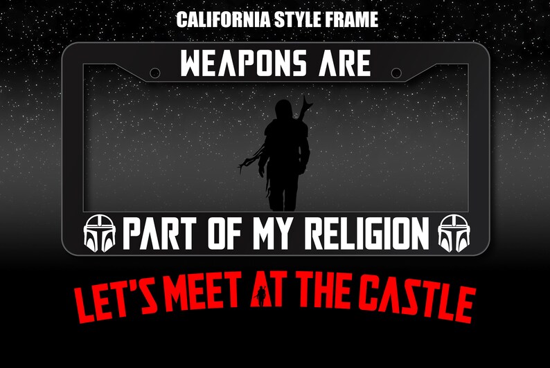 Pode incluir: Uma imagem em preto e branco de uma moldura de placa de licen&ccedil;a da Calif&oacute;rnia com o texto "Weapons are part of my religion" e uma silhueta de uma pessoa no meio. O texto "Let's meet at the castle" est&aacute; na parte inferior da moldura.