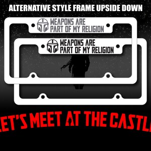 Pode incluir: Dois quadros de placa de metal branco com o texto "As armas s&atilde;o parte da minha religi&atilde;o" e um gr&aacute;fico de capacete mandaloriano. Os quadros est&atilde;o de cabe&ccedil;a para baixo. Abaixo dos quadros est&aacute; o texto "Vamos nos encontrar no castelo" em vermelho.