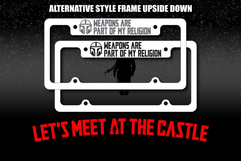 Pode incluir: Dois quadros de placa de metal branco com o texto "As armas s&atilde;o parte da minha religi&atilde;o" e um gr&aacute;fico de capacete mandaloriano. Os quadros est&atilde;o de cabe&ccedil;a para baixo. Abaixo dos quadros est&aacute; o texto "Vamos nos encontrar no castelo" em vermelho.