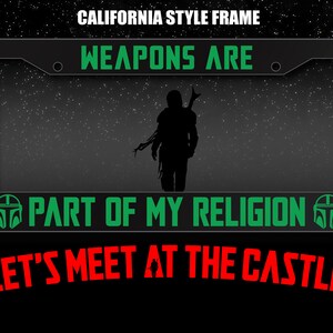 Pode incluir: Um quadro de placa de matr&iacute;cula da Calif&oacute;rnia preto e verde com o texto "Weapons are part of my religion" e "Let's meet at the castle". O quadro apresenta a silhueta de uma pessoa com um capacete de Mandaloriano.