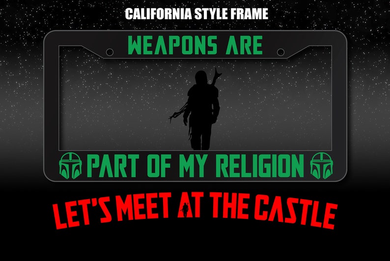 Pode incluir: Um quadro de placa de matr&iacute;cula da Calif&oacute;rnia preto e verde com o texto "Weapons are part of my religion" e "Let's meet at the castle". O quadro apresenta a silhueta de uma pessoa com um capacete de Mandaloriano.
