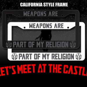 Pode incluir: Um quadro de placa de matr&iacute;cula de estilo californiano em preto e branco com o texto "Weapons are part of my religion" e uma silhueta de uma pessoa no meio. O texto "Let's meet at the castle" est&aacute; abaixo do quadro.