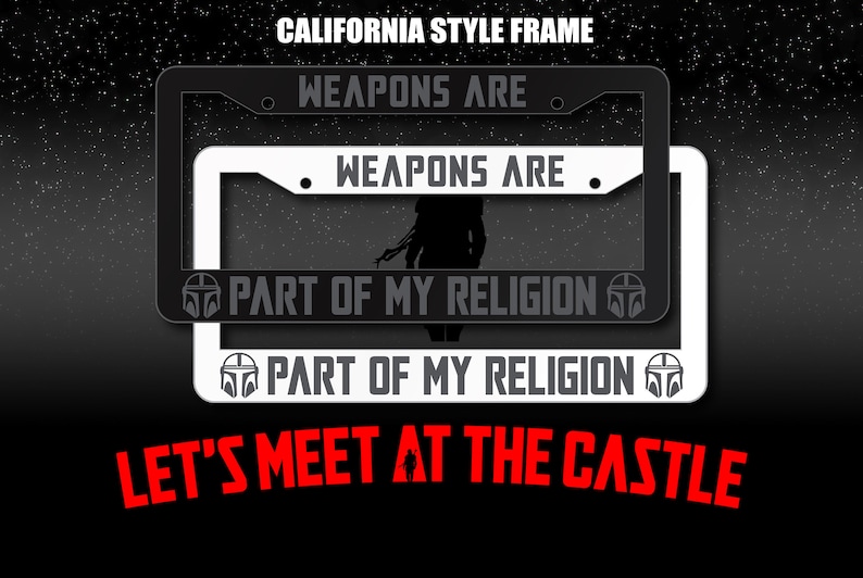 Pode incluir: Um quadro de placa de matr&iacute;cula de estilo californiano em preto e branco com o texto "Weapons are part of my religion" e uma silhueta de uma pessoa no meio. O texto "Let's meet at the castle" est&aacute; abaixo do quadro.