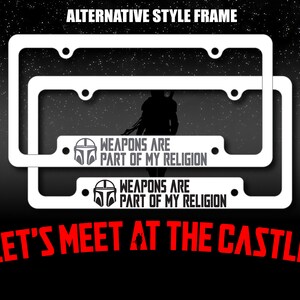 Pode incluir: Dois quadros de placa de matr&iacute;cula brancos com o texto "WEAPONS ARE PART OF MY RELIGION" e um s&iacute;mbolo mandaloriano. O texto "LET'S MEET AT THE CASTLE" est&aacute; abaixo dos quadros.