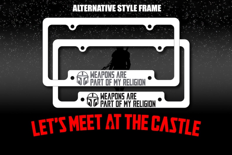 Pode incluir: Dois quadros de placa de matr&iacute;cula brancos com o texto "WEAPONS ARE PART OF MY RELIGION" e um s&iacute;mbolo mandaloriano. O texto "LET'S MEET AT THE CASTLE" est&aacute; abaixo dos quadros.