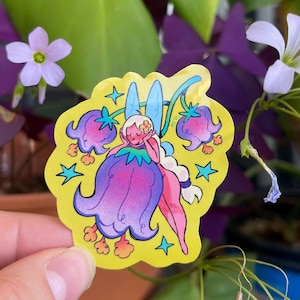 Fada na flor roxa