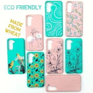 Op de afbeelding: Een collectie van acht rechthoekige telefoonhoesjes in diverse kleuren, waaronder turquoise en lichtroze. De ontwerpen bevatten abstracte witte lijnen, bloemenpatronen en vogelillustraties. De tekst op de afbeelding luidt ECO FRIENDLY MADE FROM WHEAT.