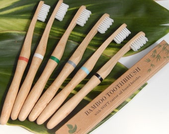 Brosses à dents en bambou 100 % matières végétales / Poils d'huile de ricin / Doux / Manche en bois / Design ergonomique / Naturel / Zéro déchet / Végétalien