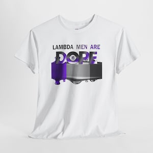 Könnte beinhalten: Weißes T-Shirt mit dem Text "LAMBDA MEN ARE DOPE" in Schwarz und Lila. Das Wort "DOPE" ist mit einem lila-grauen Design versehen. Das Shirt besteht aus einem weichen Material und hat kurze Ärmel.
