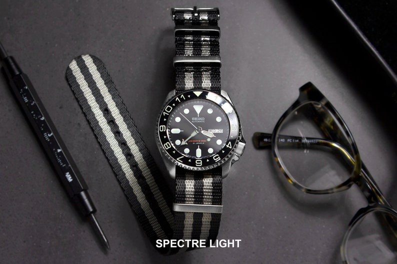 Premium Bond Kollektion No Time To Die, Spectre, Goldfinger, Uhrenarmbänder 20 mm & 22 mm Spectre Light