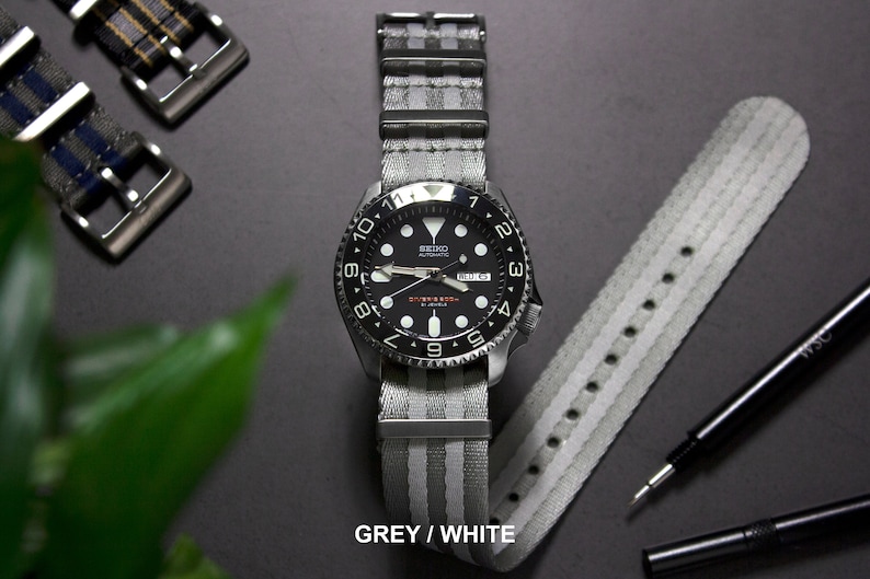 Collection Premium Bond Mourir sans délai, Spectre, doigt d'or, bracelets de montre 20 mm et 22 mm Grey / White